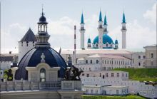 Мечеть Кул-Шариф - главная мечеть республики Татарстан. Проектировщики новой мечети попытались воссоздать главную мечеть Казанского ханства, разрушенную в 1552 году войсками Ивана Грозного. Названа она в честь последнего имама сеида Кул-Шарифа. Кул Шариф состоит из трех зданий: самой мечети и двух павильонов. Мечеть вмещает 1500 человек, а площадь перед ней - еще 10 тысяч человек.