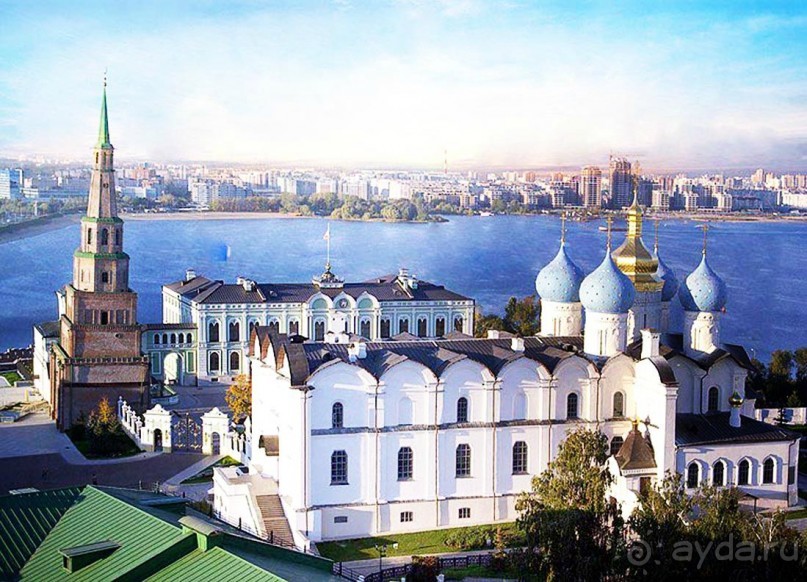 Уникальность Казанского Кремля состоит в целом ряде присущих лишь ему черт, ведь Казанский Кремль — это, 
- во-первых, единственный в мире действующий центр татарской государственной культуры и государственной власти; 
- во-вторых, это единственная сохранившаяся в Российской Федерации татарская крепость, в которой сбережены основы первоначальной градостроительной идеи: основы планировки, градостроительная композиция и функциональная организация архитектурных комплексов; 
- в-третьих, здесь как нигде ярко выразилось историческое взаимодействие различных градостроительных и архитектурных культур: волжско-булгарской, золотоордынской, средневековой казанско-татарской, итальянской, русской и современной.