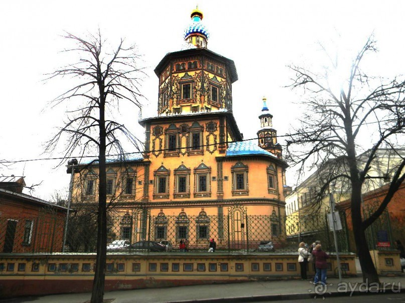 Петропавловский собор Казани расположен на улице М.Джалиля, в доме № 21, до революции 1917 года улица по собору называлась Петропавловской.