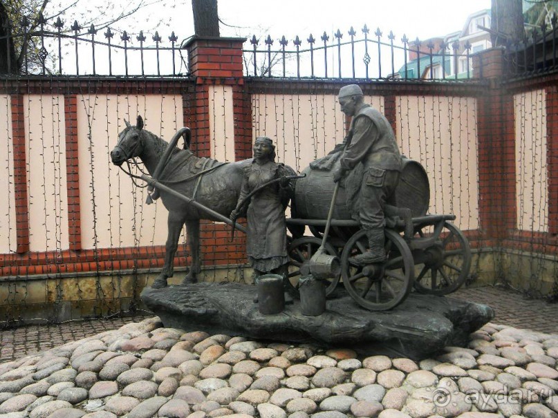 Памятник водовозу заказало руководство «Водоканала». Правда места под скульптуру было отведено мало, поэтому Асия Миннуллина разработала первый эскиз: питьевой фонтан с небольшой скульптурой на вершине. Но у заказчика было другое мнение, поэтому он велел фонтан убрать, а фигурки водовоза и девушки увеличить насколько это возможно.