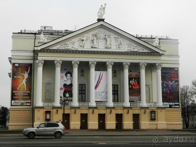 Татарский академический государственный театр оперы и балета имени Мусы Джалиля. Возведение здания началось в 1936 г. по проекту московского архитектора Скворцова. В дальнейшем казанский архитектор Гайнутдинов внес в проект коррективы. В связи с начавшейся Великой Отечественной войной строительство нового большого здания театра затянулось на 20 лет и было завершено с использованием труда немецких военнопленных только к середине 1950-х годов. 28 сентября 1956 года новое здание театра на площади Свободы было торжественно открыто оперой Н.Жиганова "Алтынчеч". В этом же году театру было присвоено имя Героя Советского Союза Мусы Джалиля. До войны известный татарский поэт, погибший в фашистской неволе, заведовал в театре литературной частью.