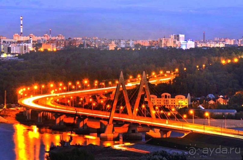 Своё название мост Миллениум в Казани получил в честь 1000-летия города. Первую часть моста сдали в эксплуатацию в 2005 году, а вторую – в 2007 году. Тогда местные жители называли половинку недостроенного моста «Линолиумом».