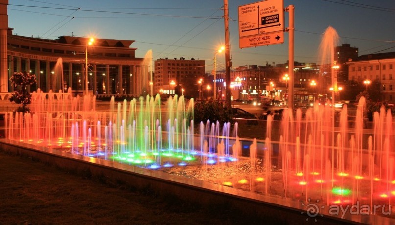 Вечерняя подсветка фонтанов на площади Тукая.