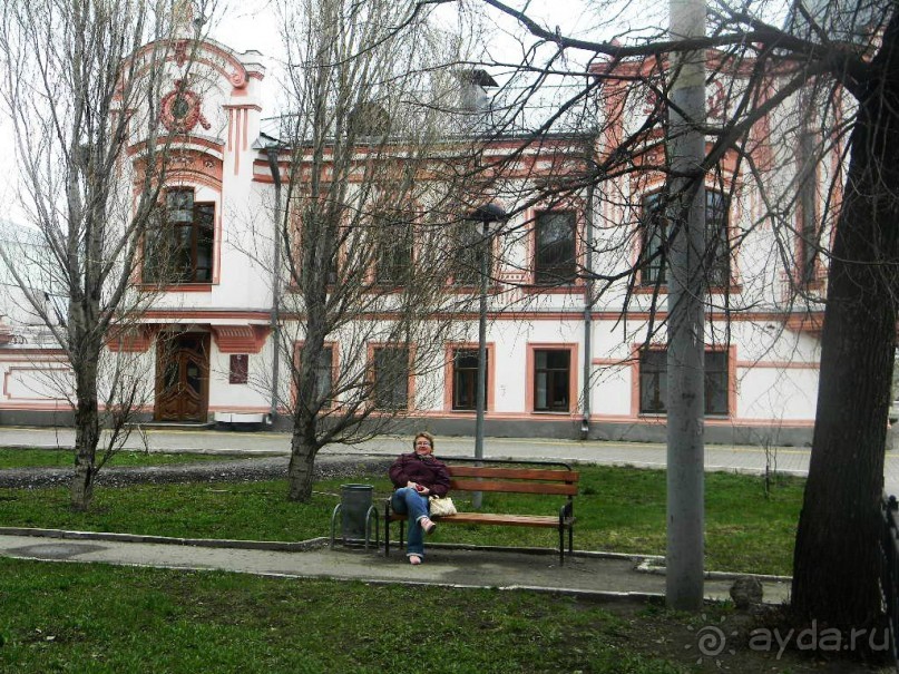 Дом Юнусова-Апанаева - часть обширного комплекса построек служебного и хозяйственного назначения. В состав этой большой по казанским меркам усадьбы входили вместительные конюшни, каретники, обширные двухэтажные каменные складские и хозяйственные помещения, флигели для прислуги, баня, сад с фонтаном и беседкой для летнего отдыха.