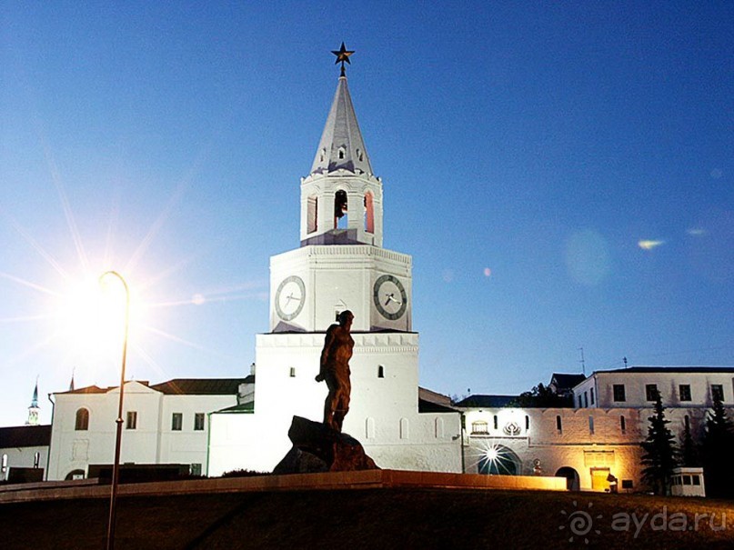 Четырехъярусная Спасская башня с надвратной церковью Спаса Нерукотворного - главный въезд в Казанский кремль. Возведена в XVI веке псковскими зодчими Иваном Ширяем и Постником Яковлевым по прозванию "Барма". Башня заполучила свое имя от иконы Спаса Нерукотворного, которая находилась над ее вратами. После революции 1917 г. образ Спаса Нерукотворного был перенесен в единственную действующую на тот миг в Казани церковь Ярославских Чудотворцев, где и пребывает сейчас.