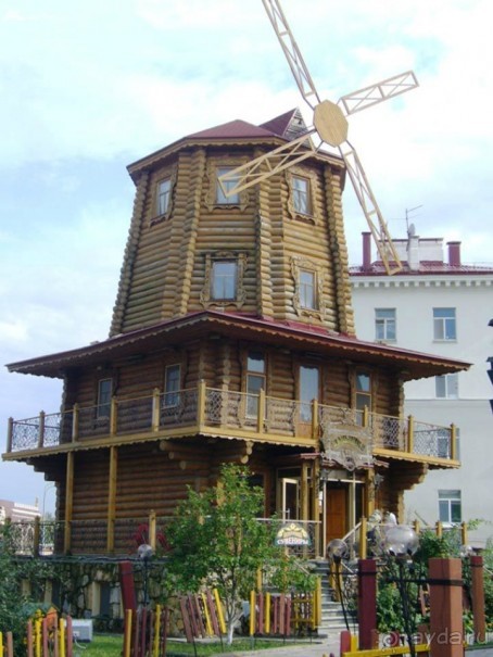 Это деревянное сказочное царство под названием «Родная деревня»> появилось на квадратной площади между улицами Островского, Луговского и Петербургской в августе 2005 года - к празднику тысячелетия Казани. 