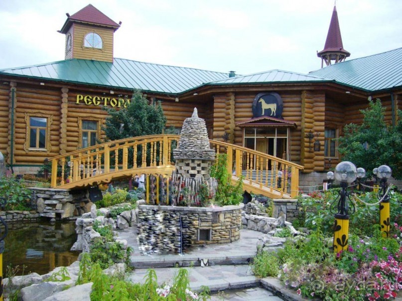 Ресторанно-развлекательный комплекс «Туган авылым». Деревянное сказочное царство открылось для посетителей к празднику тысячелетия Казани в 2005 году. Комплекс состоит из симпатичных избушек и домиков, утопающих в цветах, с мостиками и фонтанами. Здесь расположились ресторанные заведения, детское кафе, бильярд, боулинг и танцевальный клуб.