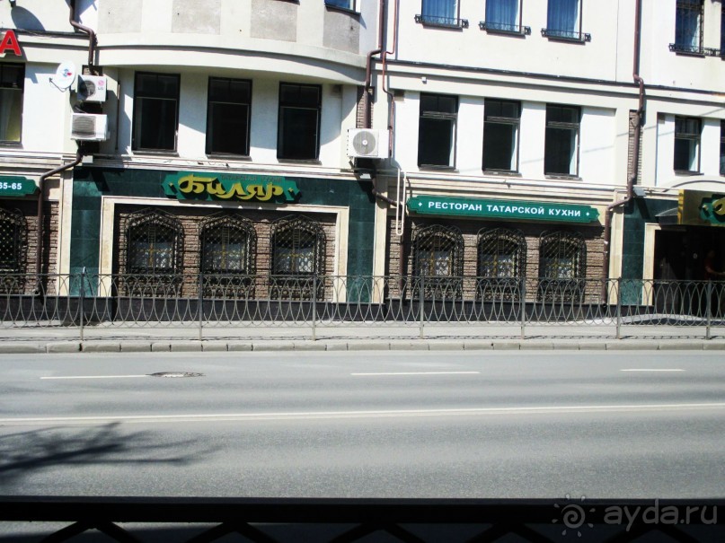 Ресторан татарской кухни.  В этом ресторане всегда многолюдно, пришлось целый час ждать, пока освободится столик.  Зря ждали!  Ничего интересного из национальной кухни попробовать не удалось, меню было самым заурядным. 