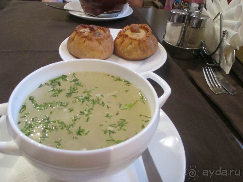 Национальный куриный суп с лапшой был похож на китайскую вермишель. Хотели попробовать беляши, но таких в меню не оказалось, а вместо этого какие-то суховатые мучные изделия.