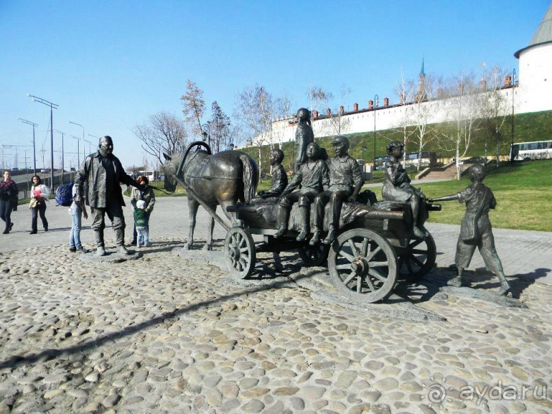 На площади Тысячелетия города Казани, в самом центре татарстанской столицы, у стен Казанского кремля, появился недавно необычный памятник Благотворителю. Это простой возчик – в рабочей одежде, в сапогах, в тюбетейке. Памятник установлен по инициативе президента РТ М. Шаймиева и на его личные средства. 