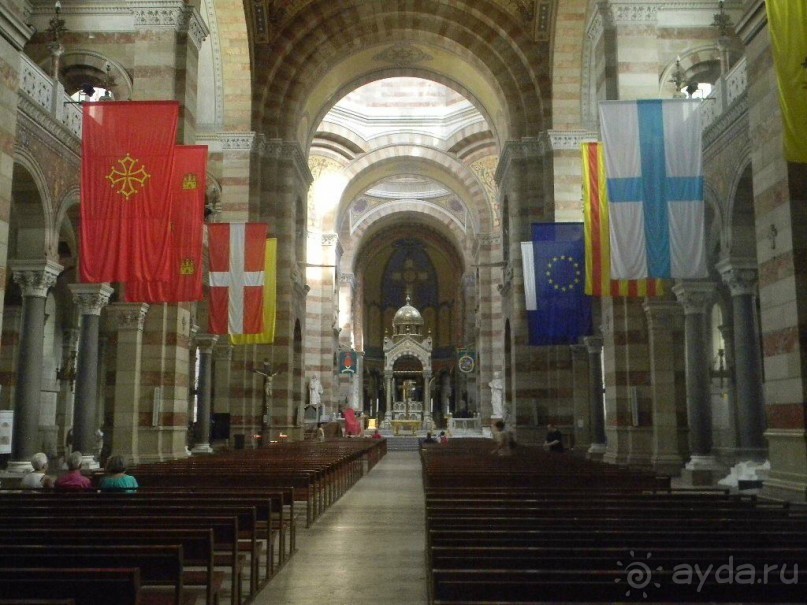 Вычурный римско-византийский стиль предполагает разнообразие материалов, использованных во внутреннем и внешнем убранстве: зеленый флорентийский камень, белый каррарский мрамор, итальянский и тунисский оникс, венецианская мозаика