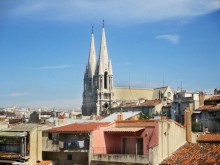 Из окна нашего номера в отеле открывается вид на церковь святого Винсента-де-Поля.