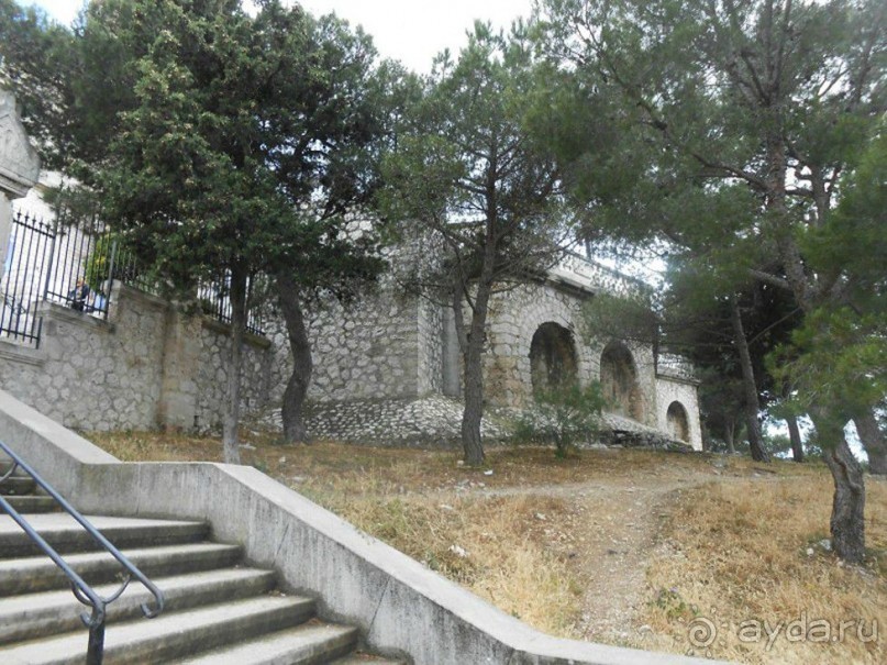 Поднявшись на смотровую площадку, которая располагается прямо у стен собора, можно увидеть захватывающую дух панораму Марсельского залива и самого города.