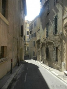 Приметы колоритной городской жизни повсюду – в стильных офисах,  в старых Доках,   в узких средневековых улочках Старого Марселя.