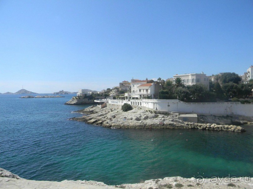 Карниз Кеннеди, уникальная скалистая набережная Марселя, узкая и извилистая, изобилующая настоящими местными ресторанами (от простых, но качественных,  до изысканных – со звездами Мишлена), скамеечками с панорамными видами на чистейшее голубое море.