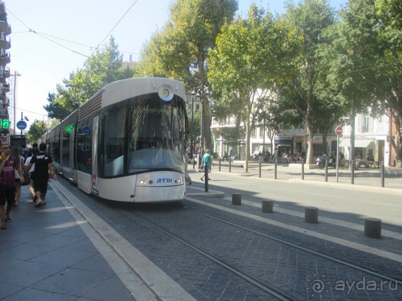 Первые трамваи начали свое движение 21 января 1876 года. В 1890 году в Марселе появился первый паровой трамвай, но уже в 1892 году был создан электрический. В этом же году была введена первая электрифицированная линия.