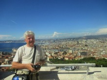 Со смотровой площадки открывается вид на море и на Марсель