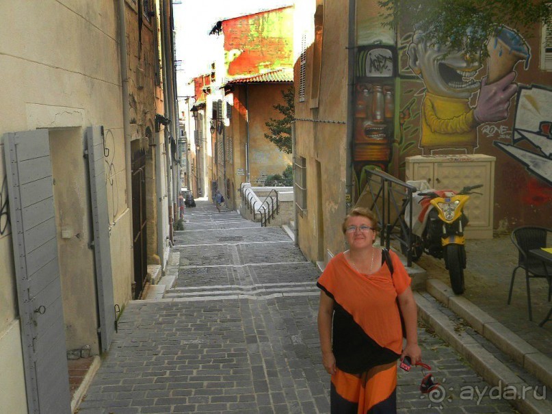 Севернее порта расположен Старый Марсель. Это множество маленьких крутых и узких улиц, вдоль которых расположены здания разных эпох, разных архитектурных стилей.