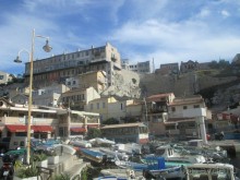 Буйабес, звезда марсельской кухни, из простой еды рыбаков давно превратился в фирменное блюдо дорогих ресторанов. В семейном ресторане Chez Fonfon буйабес  готовится, как надо - из нескольких сортов рыбы, с прованскими травами.