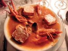 Кусочки багета намазывают чесночным соусом и кладут в тарелку. Официант (Гарсон) наливает суп до тех пор, пока не скажешь - ОК.