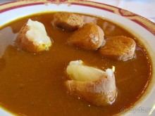 Буйабес, звезда марсельской кухни, из простой еды рыбаков давно превратился в фирменное блюдо дорогих ресторанов. Буйабес подается с хрустящими крутонами и чесночным соусом.