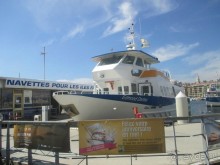 Эдмон Дантес (герой романа Александра Дюма "Граф Монте Кристо") был марсельцем, поэтому вполне логично обнаружить корабль, названный его именем в Марсельском порту.