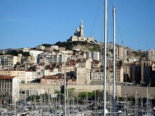 Старый марсельский порт зародился еще во времена античности – в 600 году до нашей эры, когда древние греки начали осваивать северную бухту. Первая пристань тут появилась в XV–XVII веках. А на горе - Нотр-Дам-де-Ла-Гард.