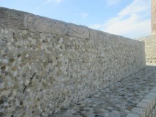 А вот так выложены дорожки и стены в парке.