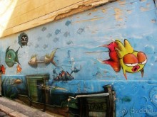 Некоторые  сооружения в старом городе украшает настенная живопись.