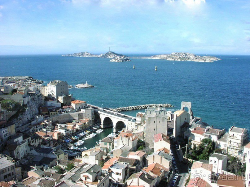 У Марселя, как у города на море, есть два плюса:
1 — это собственно само море, с пляжами, портом и набережной.
2 – в 30 минутах на катере лежит арипелаг Фриуль (Фриульские острова), включающий легендарный остров с Замком Иф и национальный заповедник.