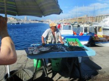 Рыбный рынок - это одна из своеобразных достопримечательностей Марселя. Каждый день, утром, рыбаки приплывают в старый порт и продают свежепойманую рыбу