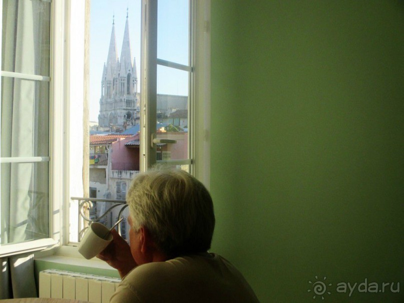 Очень романтично просыпаться в 7 утра под звон церковных колоколов и пить утренний кофе у открытого окна с видом на церковь