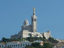 Здание храма возведено в неороманском стиле, в его внешнем убранстве привлекает внимание богато декорированная колокольня, на вершине которой установлена 9-метровая позолоченная статуя Девы Марии со Спасителем.