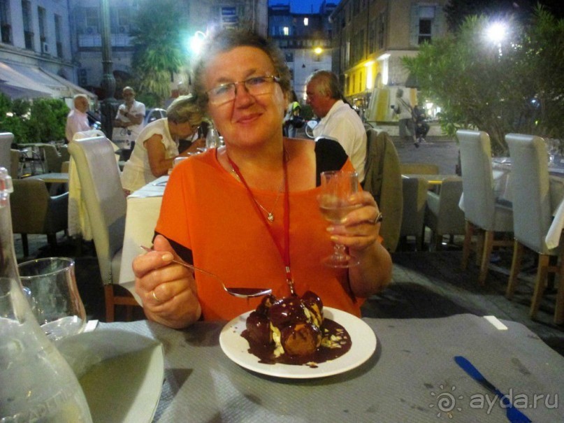 Или профитроли в темном шоколаде.