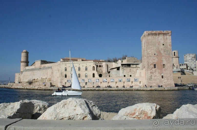 По преданию, в том месте, где находится форт святого Иоанна (или форт Сен-Жан), в VI веке до нашей эры высадились фокейцы – основатели и первые жители тогдашней Массалии. Людовик XIV решил построить на этом месте форт. Проект был реализован