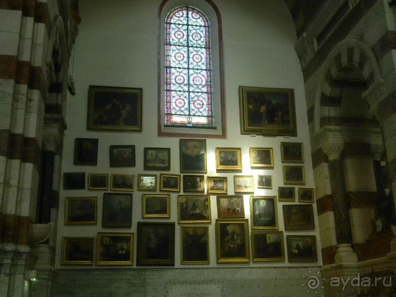 Базилику в Марселе называют La Bonne Mère (Хранительница города). Прихожане жертвовали деньги и составляли в пользу храма завещания