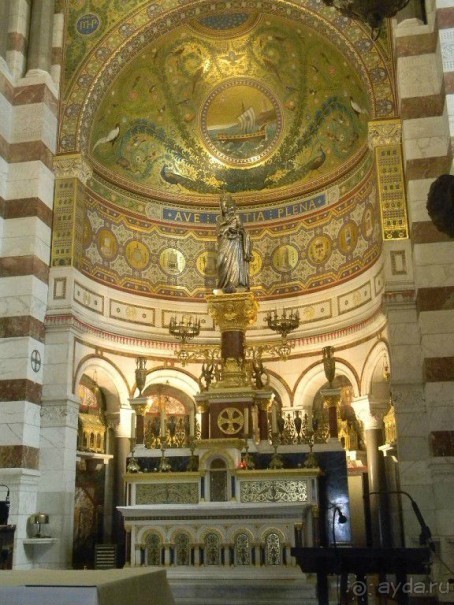 Интерьеры базилики Нотр-Дам де ля Гард выполнены в редком для Западной Европы византийском стиле. В ее оформлении использованы позолота, разноцветный мрамор и орнаментальные мозаики.