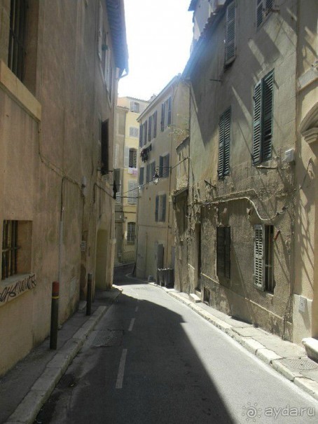 Приметы колоритной городской жизни повсюду – в стильных офисах,  в старых Доках,   в узких средневековых улочках Старого Марселя.