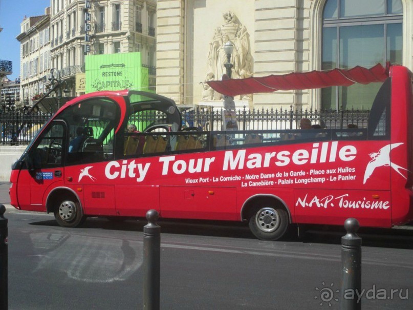 В туристическом бюро недалеко от порта можно приобрести трехчасовую экскурсию на туристическом автобусе, проехать по городу и подняться к Базилике Норт-Дам-де-Ла-Гард, которая стоит на самом высоком холме Марселя.