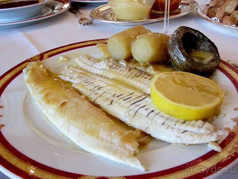 Не менее вкусна и рыба, запеченная в глине: простой способ приготовления позволяет максимально сохранить вкус свежей рыбы, которая настолько восхитительна, что не нуждается ни в каких сложных соусах, достаточно лишь пары капель оливкового масла.