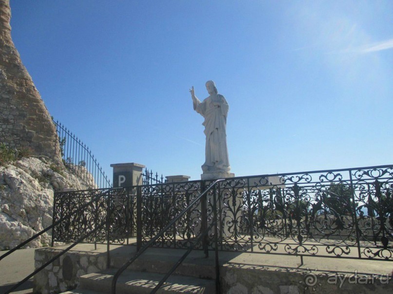 Скульптуры на территории Базилики.