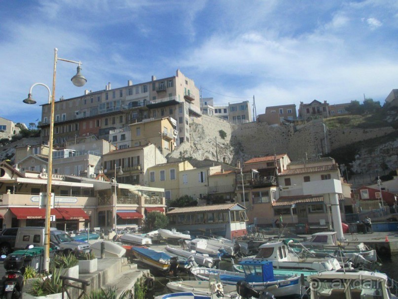 Буйабес, звезда марсельской кухни, из простой еды рыбаков давно превратился в фирменное блюдо дорогих ресторанов. В семейном ресторане Chez Fonfon буйабес  готовится, как надо - из нескольких сортов рыбы, с прованскими травами.