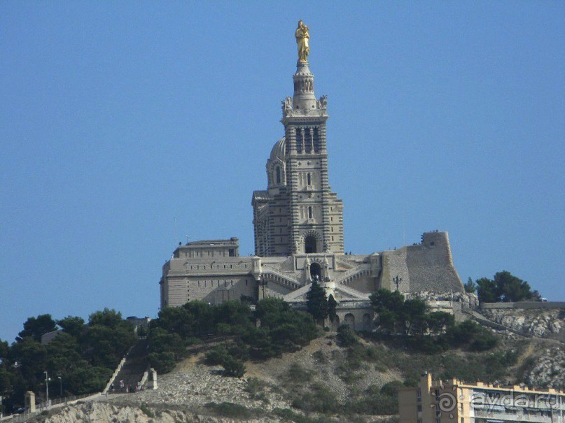 Базилика Нотр-Дам де ля Гард – католический храм, построенный в 1853-1897 годах на месте часовни XIII века. Здание расположено на холме высотой 161 м и видно изо  всех районов Марселя,