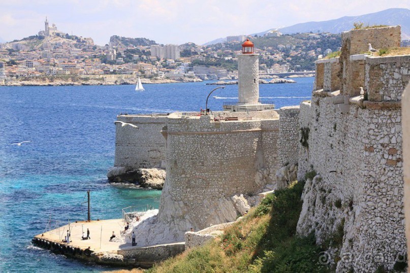 Почти через сто лет здесь появился маяк, и теперь его фонарь виден с моря почти за 20 километров.