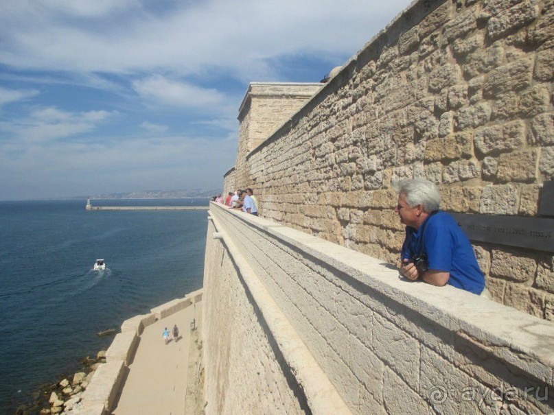 В XII веке форт Сен-Жан был отправной точкой рыцарей-крестоносцев в их походах против иноверцев, а при короле Рене Анжуйском в нем появилось первое оборонительное сооружение — квадратная сторожевая башня Tour Carr e