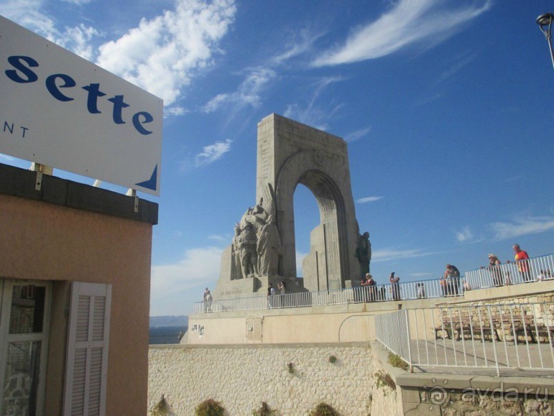 Монумент  погибших воинов Восточной армии и героев других стран ( Monument aux morts de l'armée d'Orient et aux héros des terres lointaines‎) установлен на набережной на карнизе Джона Кеннеди.