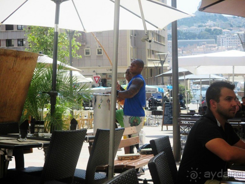 Пока гости кафе едят и отдыхают, уличные музыканты бьют в барабаны.