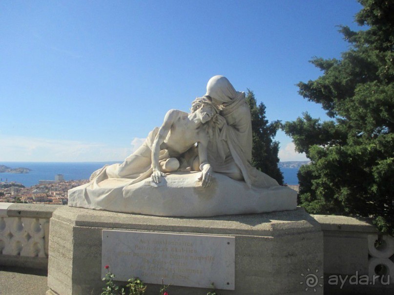 Скульптуры на территории Базилики.