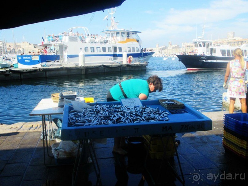 Некоторые продавцы продают не только что пойманную местную рыбу, но и закупают ее у крупных морских хозяйств. У них уже утром лотки полны  рыбы, пойманной вчера в глубинах средиземного моря.
