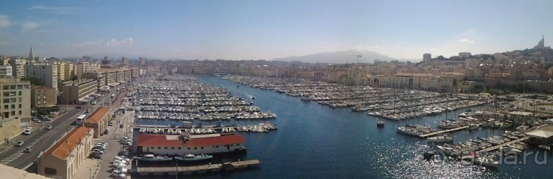 В X веке на восточном побережье бухты строились склады и верфи, возле них селились канатчики и рабочие. В XIII веке в районе гавани обосновались рыцари-госпитальеры ордена Св. Иоанна.